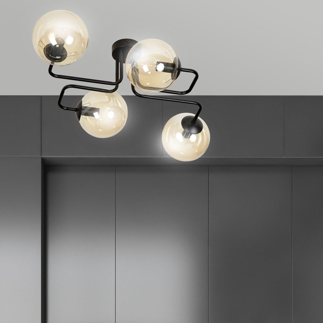 Détail de fixation au plafond devant meubles gris, quatre globes lumineux.