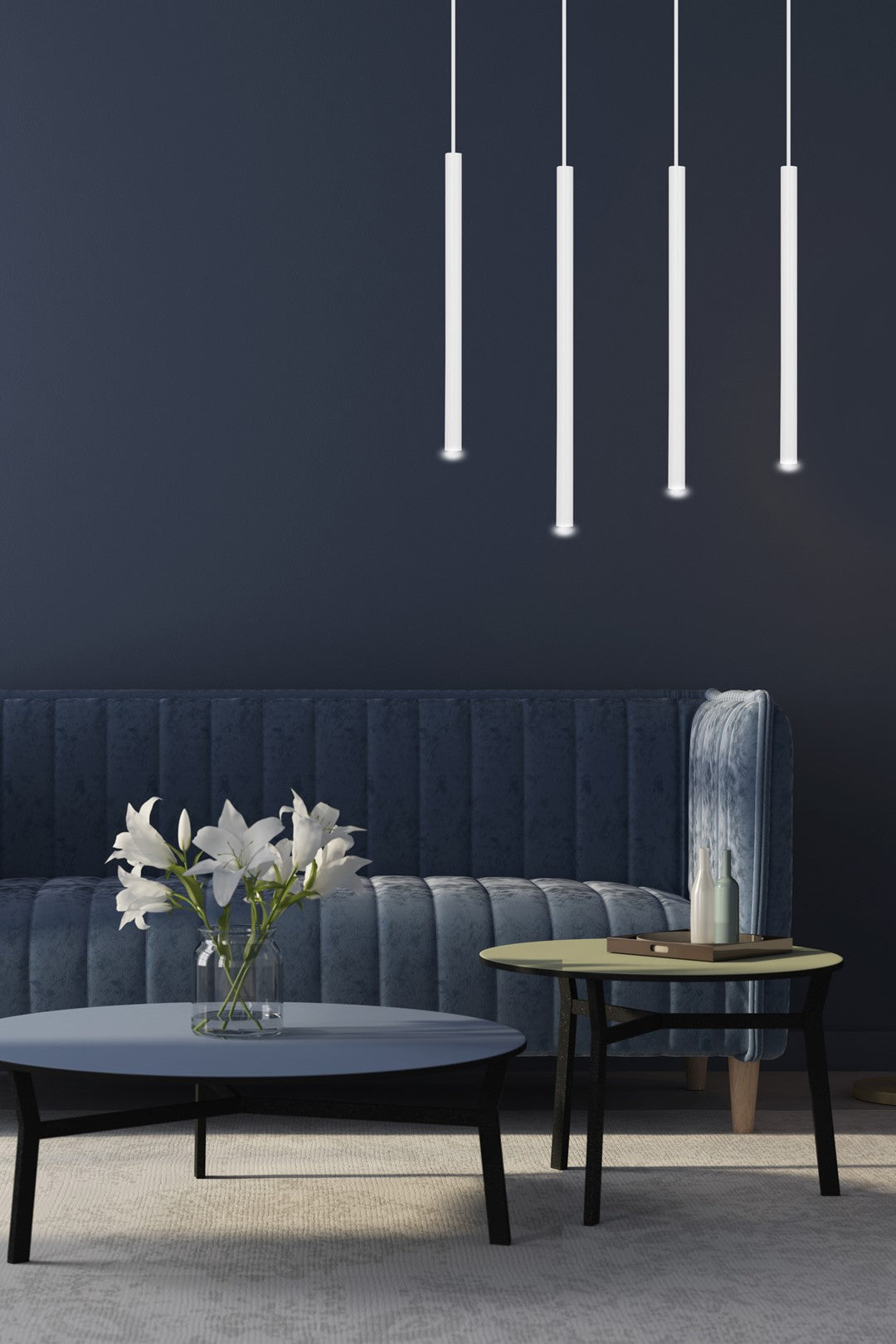 Mise en ambiance au-dessus d'une table basse dans un salon bleu nuit fleuri
