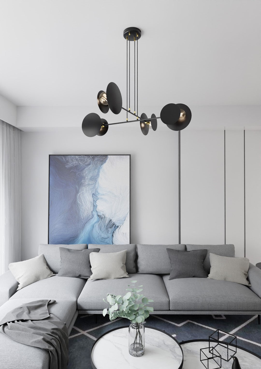 Mise en ambiance au-dessus d'un canapé gris avec tableau bleu et coussins