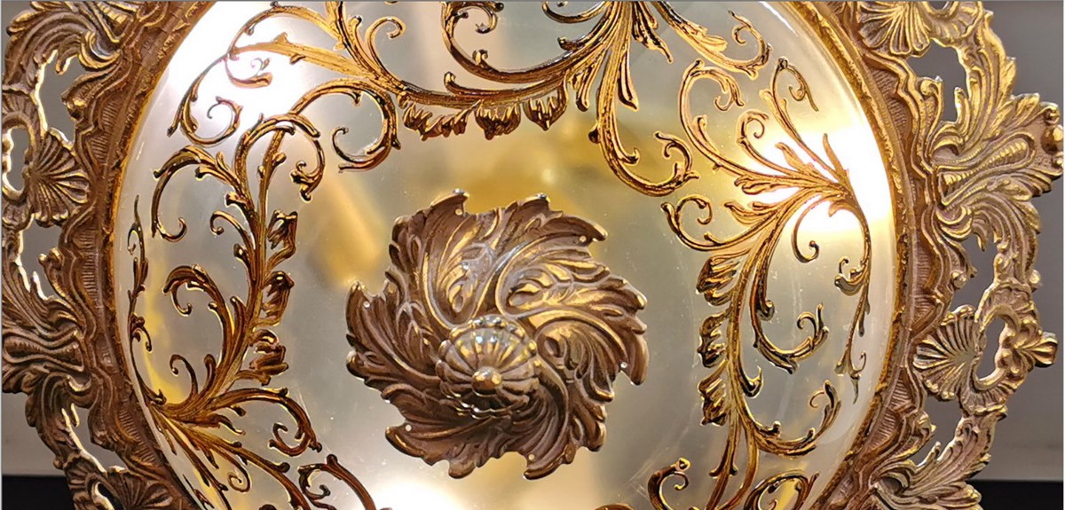 Détail de la finition, rosace centrale et volutes dorées sur verre dépoli