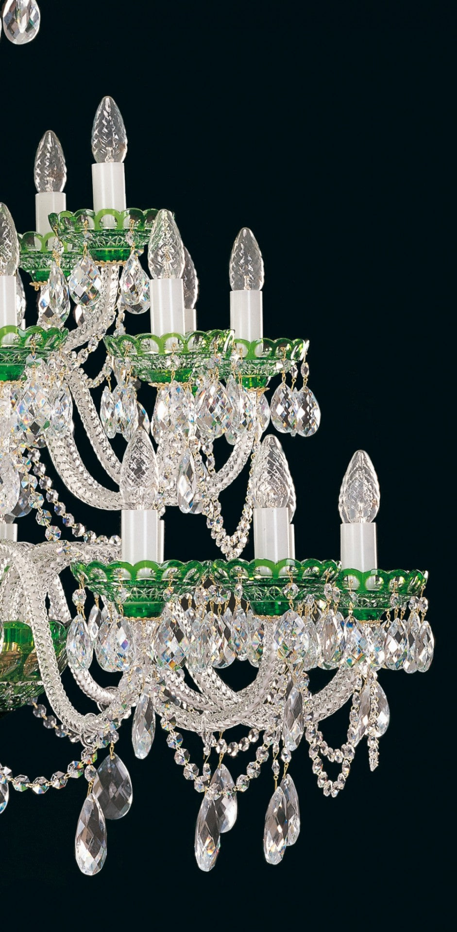 Détail des coupelles vertes, binets blancs et grappes de cristal suspendues