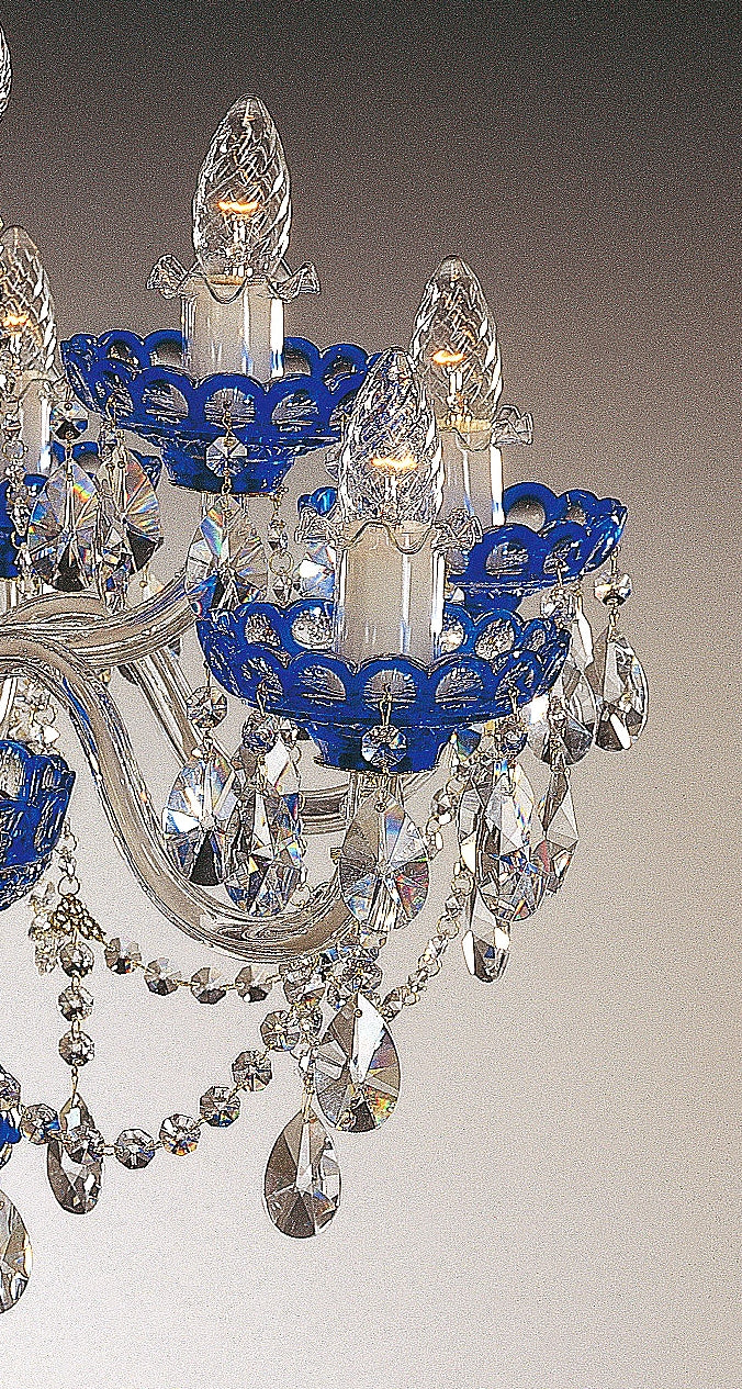 Détail serré d'une coupelle bleue festonnée et de sa chaîne de cristal