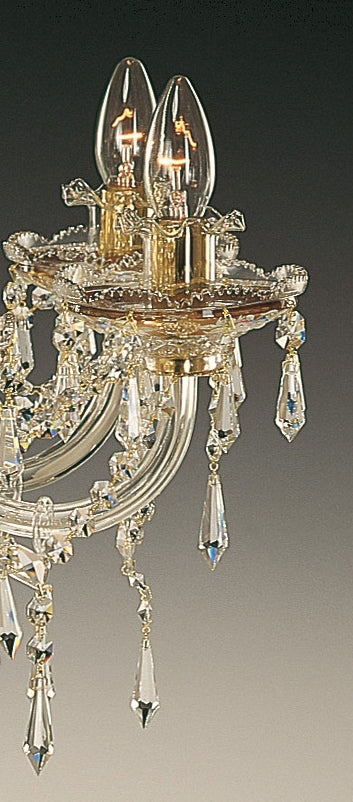 Détail d'une bobèche dorée portant deux ampoules et ses pendeloques taillées