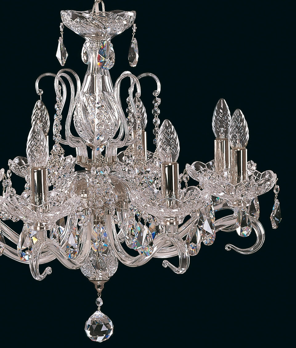 Lustre en cristal présenté de face, avec ses multiples bras lumineux et ses pampilles
