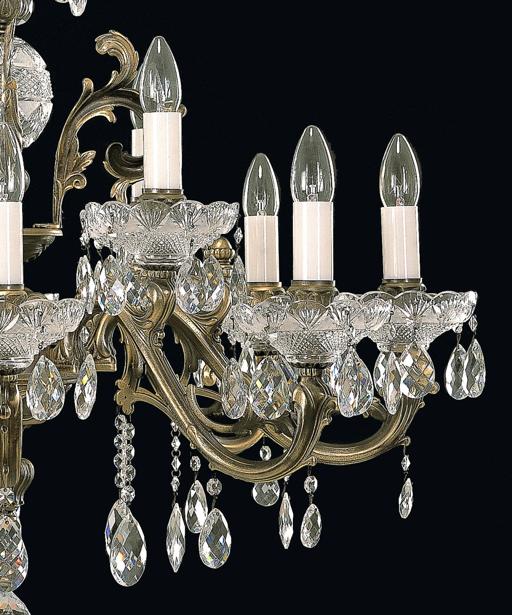 Détail des coupelles ciselées et des gouttes de cristal facetté sous les bras