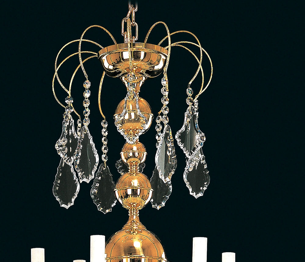 Gros plan sur le sommet du lustre, chaîne, tige centrale et gouttes de cristal