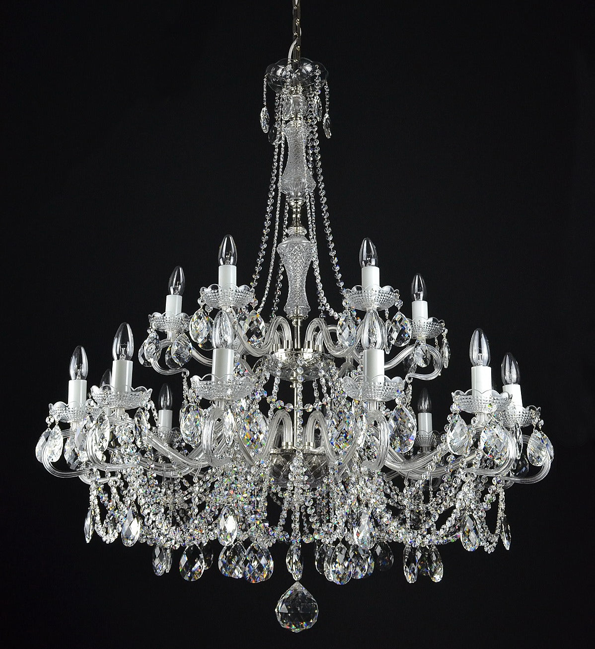 Même lustre éteint, éclat du cristal taillé et chaîne de suspension visibles