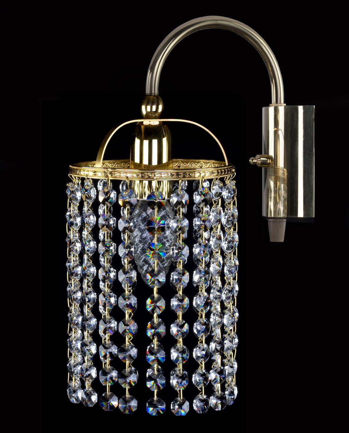 Même applique finition dorée, gouttes de cristal facettées et cercle gravé
