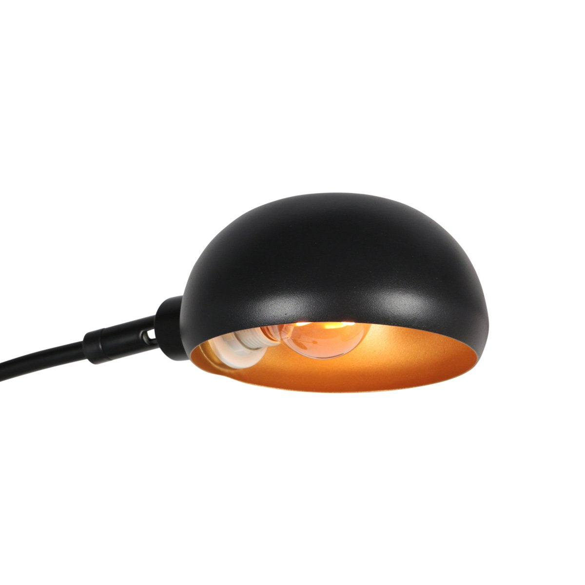 Détail d'un diffuseur demi-sphérique noir, intérieur cuivré et ampoule en verre