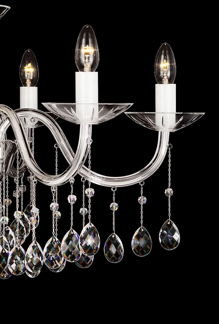 Détail des porte-bougies blancs, coupelles en verre et pendeloques facettées