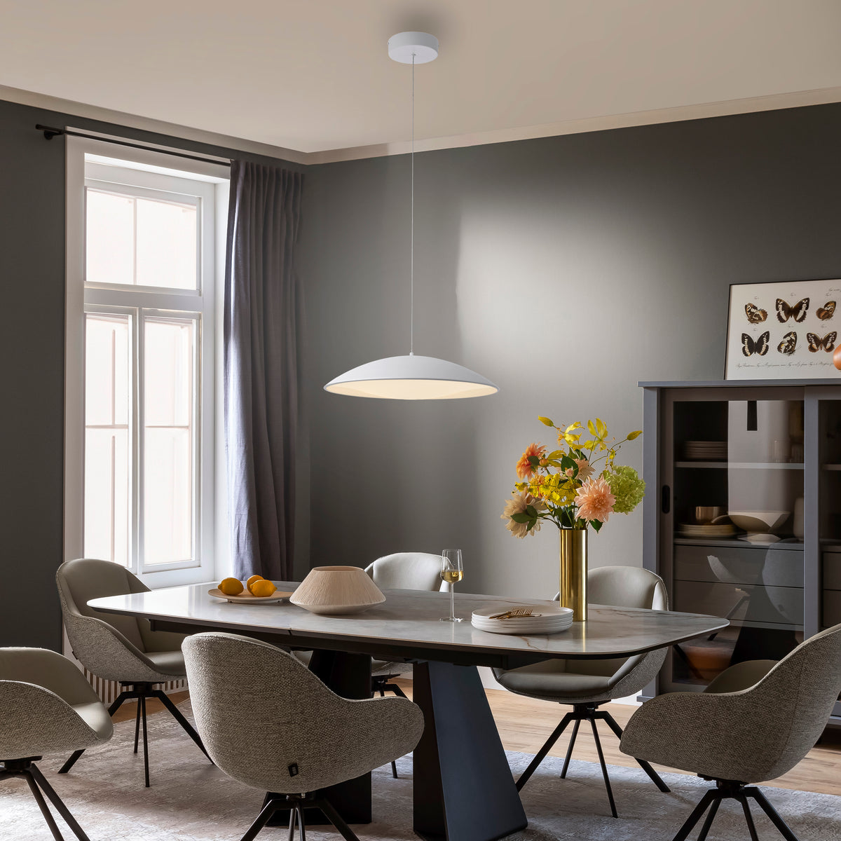 Mise en ambiance au-dessus d'une table dans une salle à manger moderne