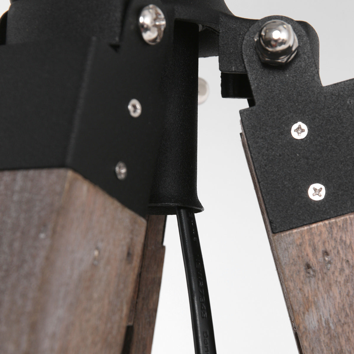 Triek 4107ZW Stativ-Stehleuchte mit schwarzem und goldenem Leinenschirm