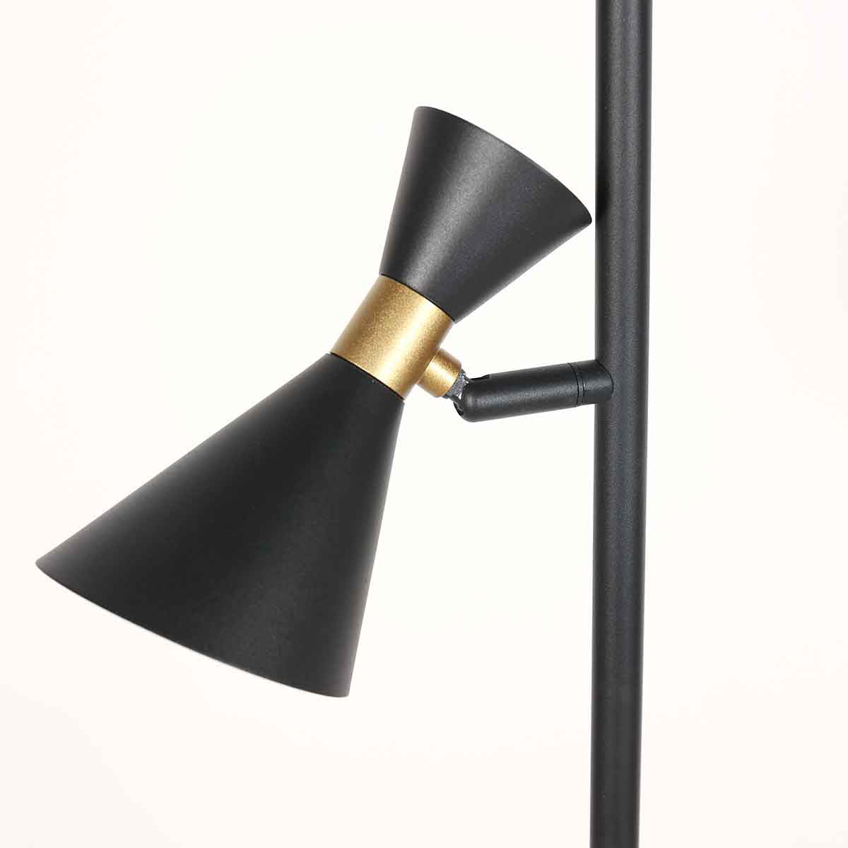 Gros plan sur l’abat-jour diabolo en métal noir et l’anneau laiton du lampadaire Preto