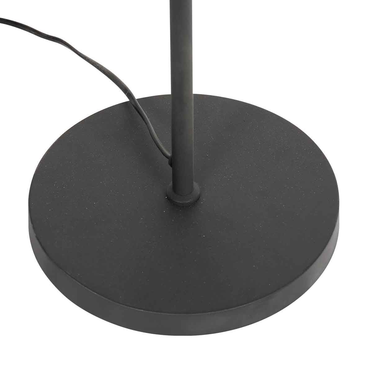 Détail de la base ronde noire et du câble d'alimentation sortant du mât