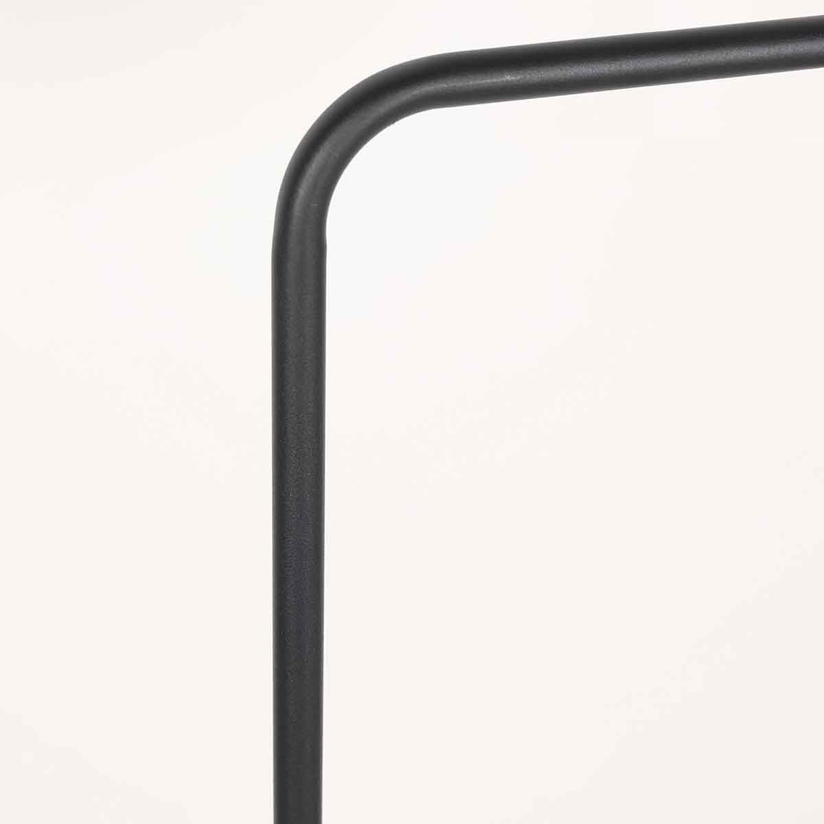 Détail du tube métallique noir coudé à angle droit, finition mate