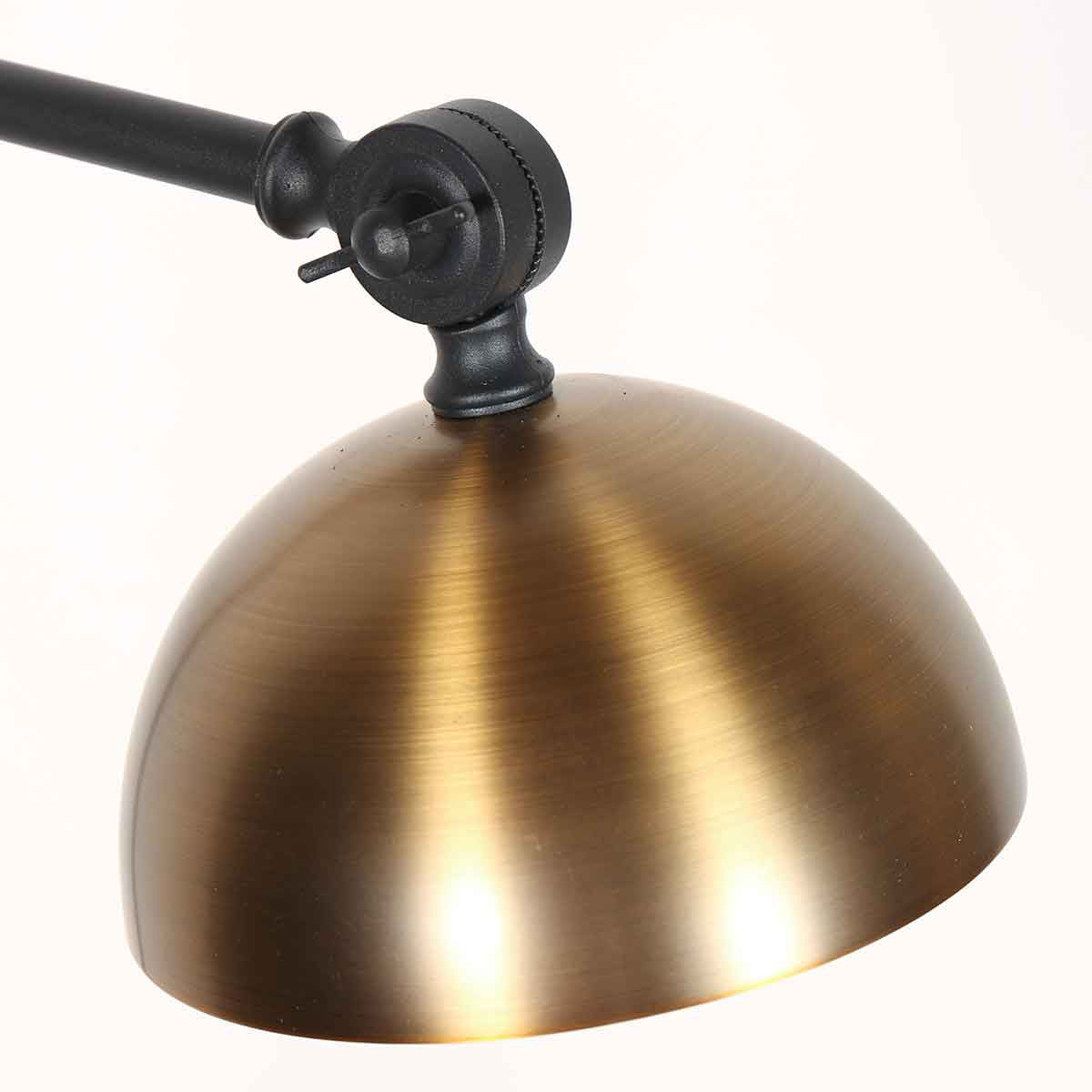 Gros plan de l'abat-jour bronze et de son articulation noire inclinable