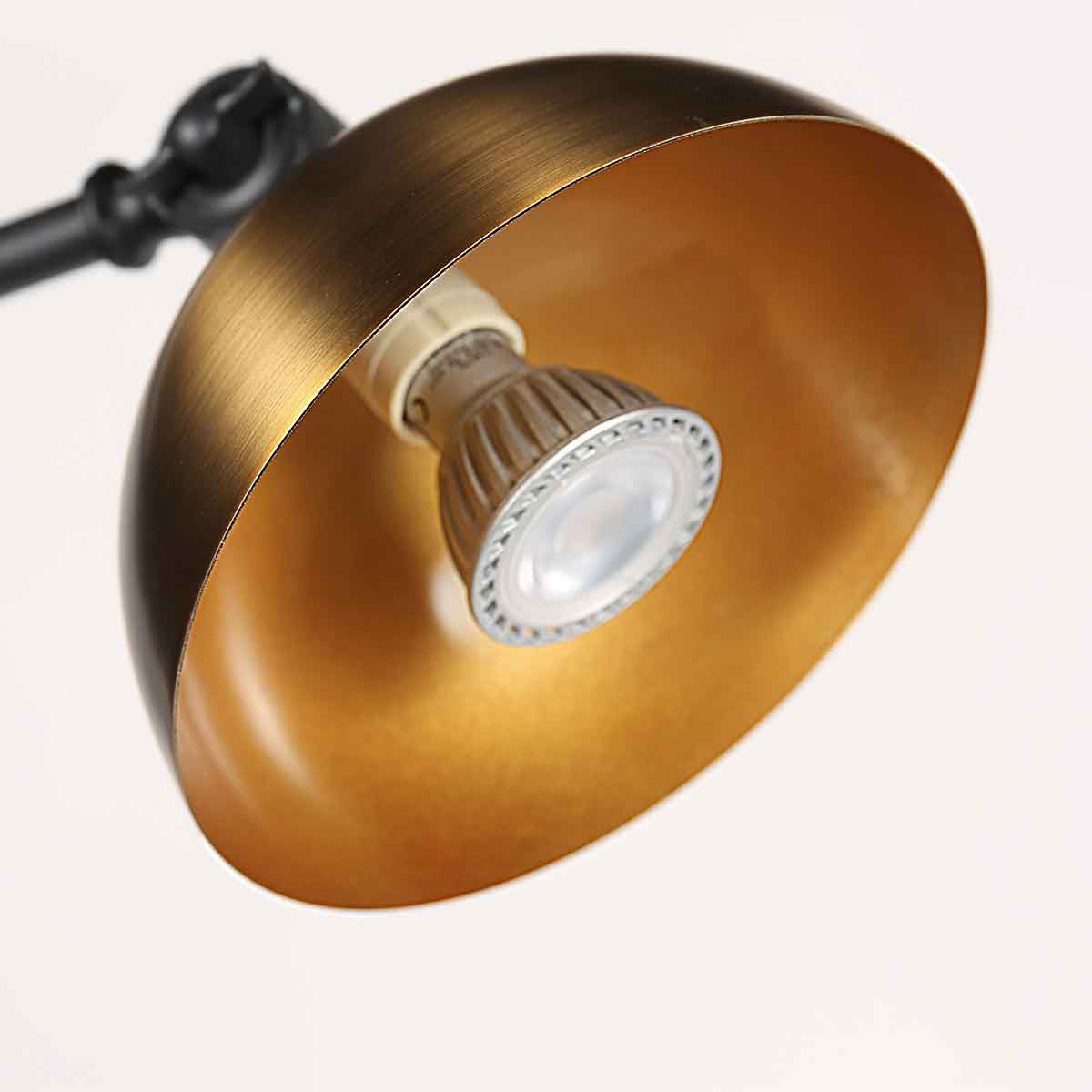 Gros plan sur l'intérieur de la vasque bronze et l'ampoule GU10 installée.