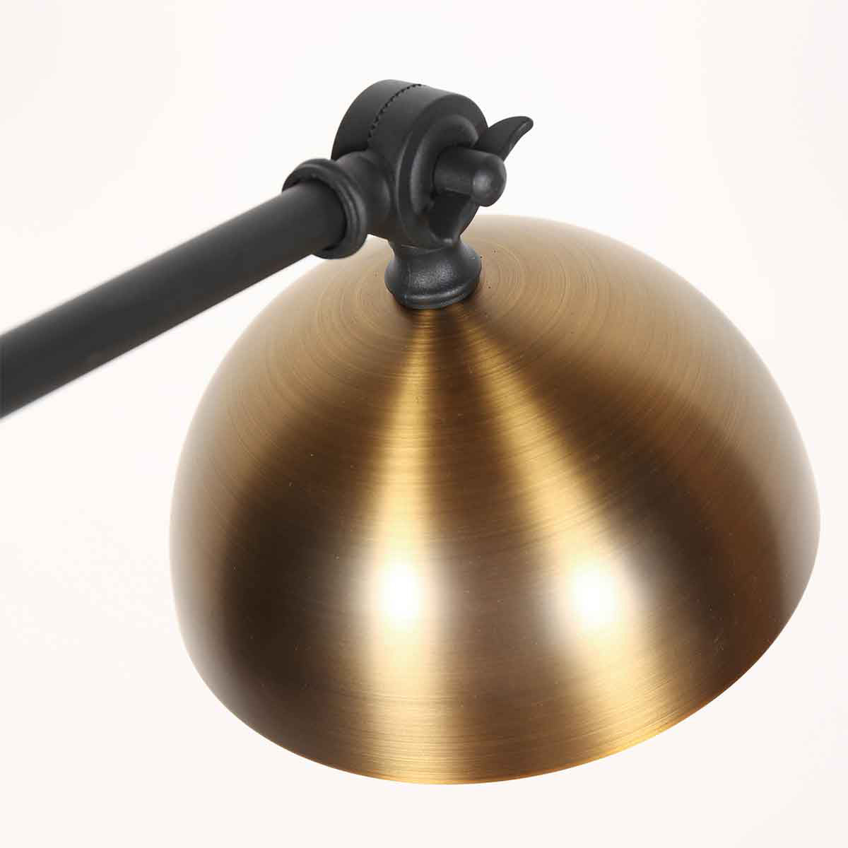 Gros plan sur le dessus de la vasque bronze et l'articulation noire réglable.