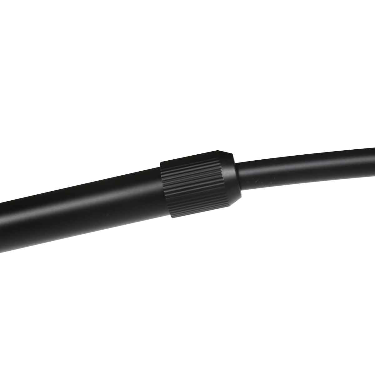 Détail du collier fileté noir sur le bras courbe du lampadaire