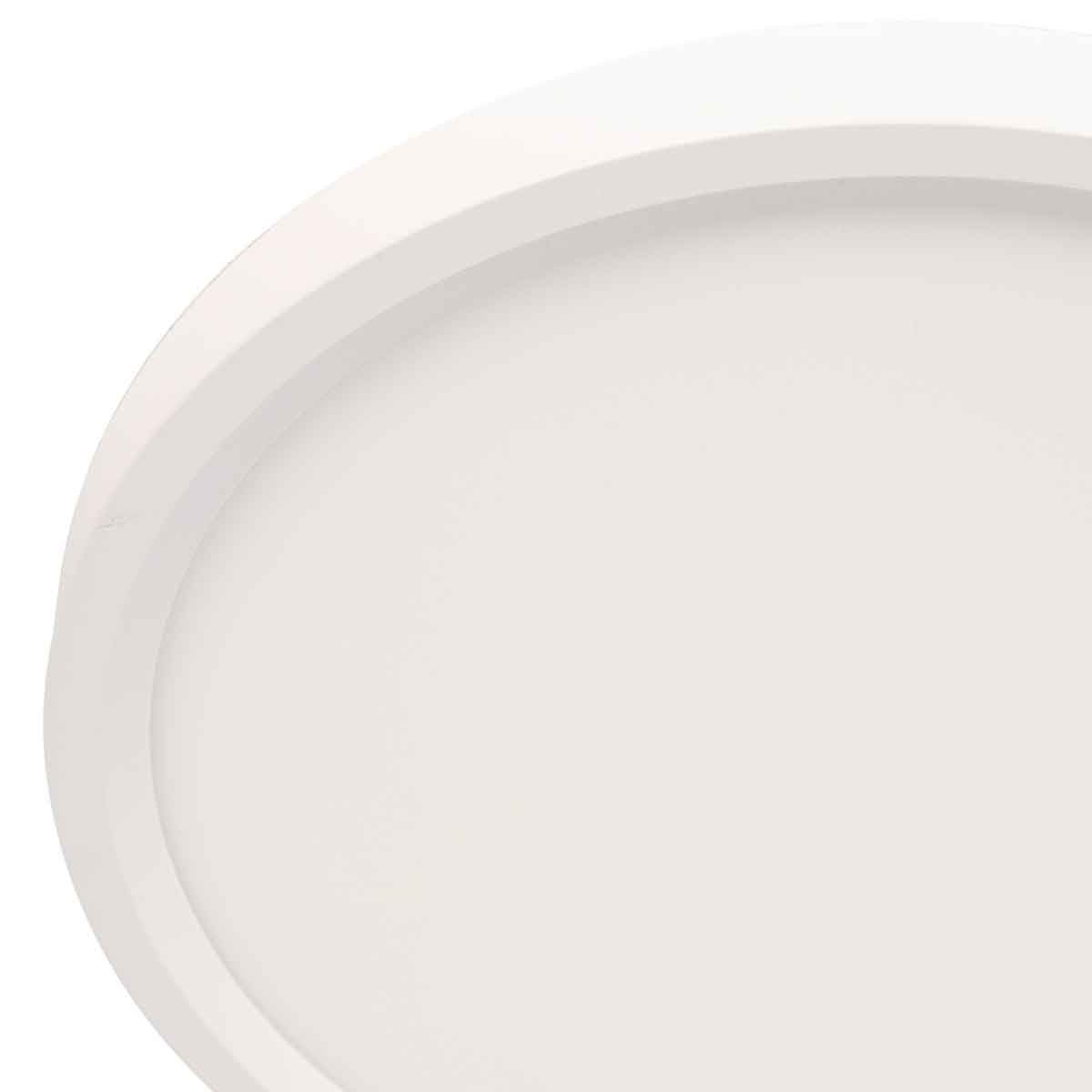 Gros plan sur le bord arrondi et le diffuseur translucide du plafonnier.
