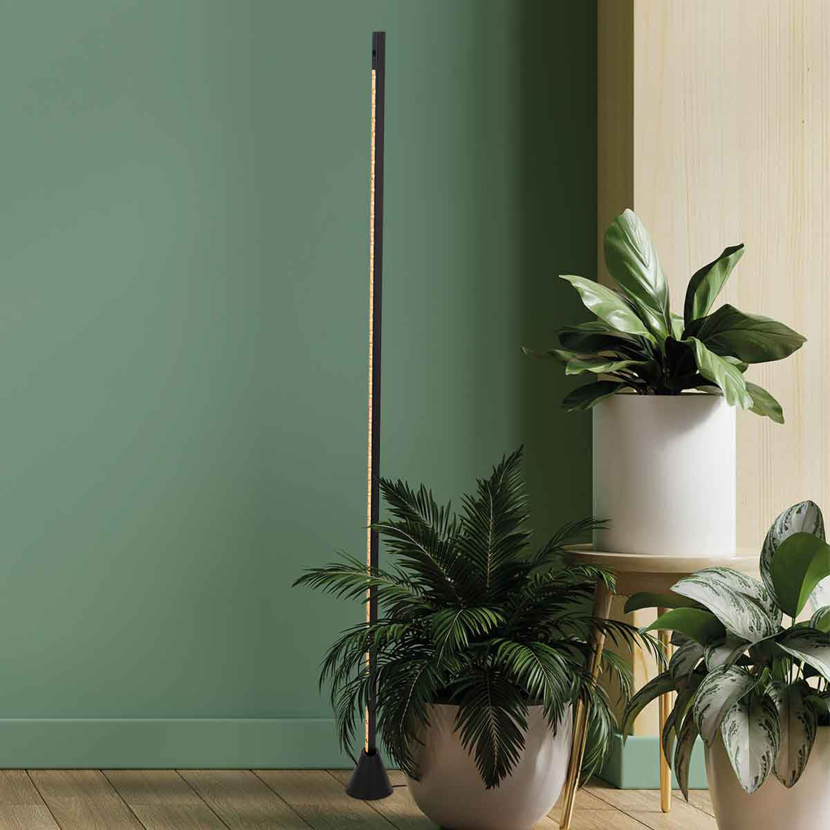 Mise en ambiance du lampadaire dans un coin avec plantes vertes et mur.