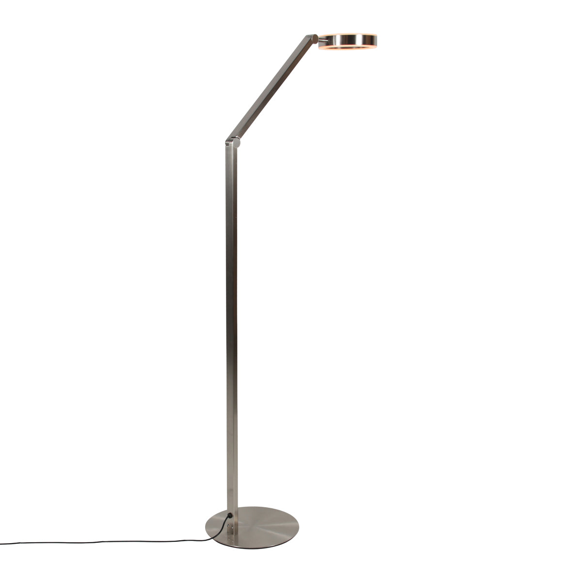Profil complet du lampadaire, câble d'alimentation noir visible au sol.