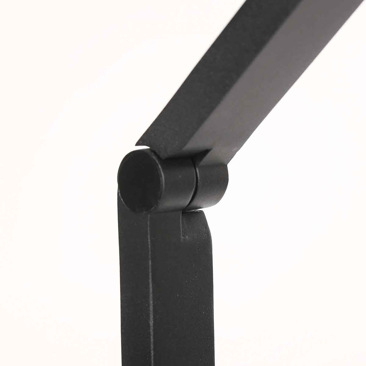 Gros plan sur la rotule d'articulation du bras et du mât noir