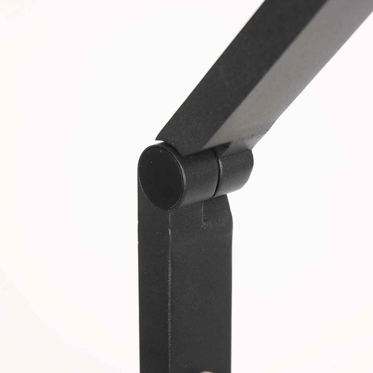 Gros plan sur l'articulation pliante du bras en métal noir mat