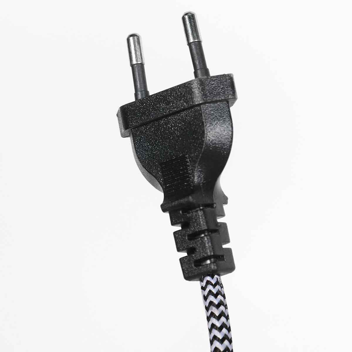 Gros plan sur la fiche électrique noire et le câble textile tressé noir et blanc.