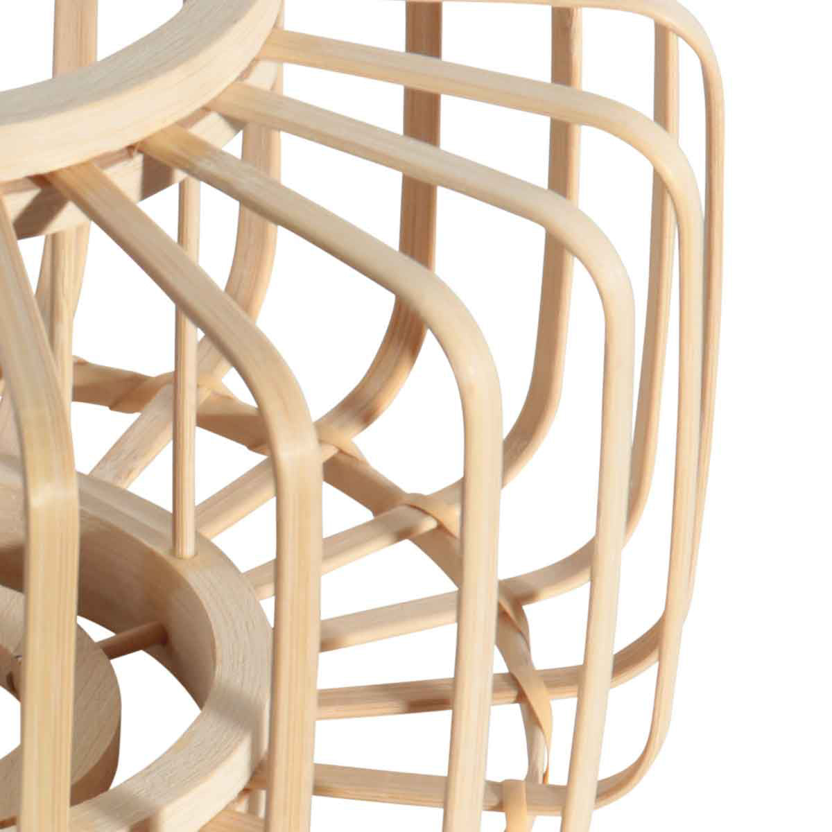 Détail de la structure ajourée en bambou naturel formant une cage cylindrique