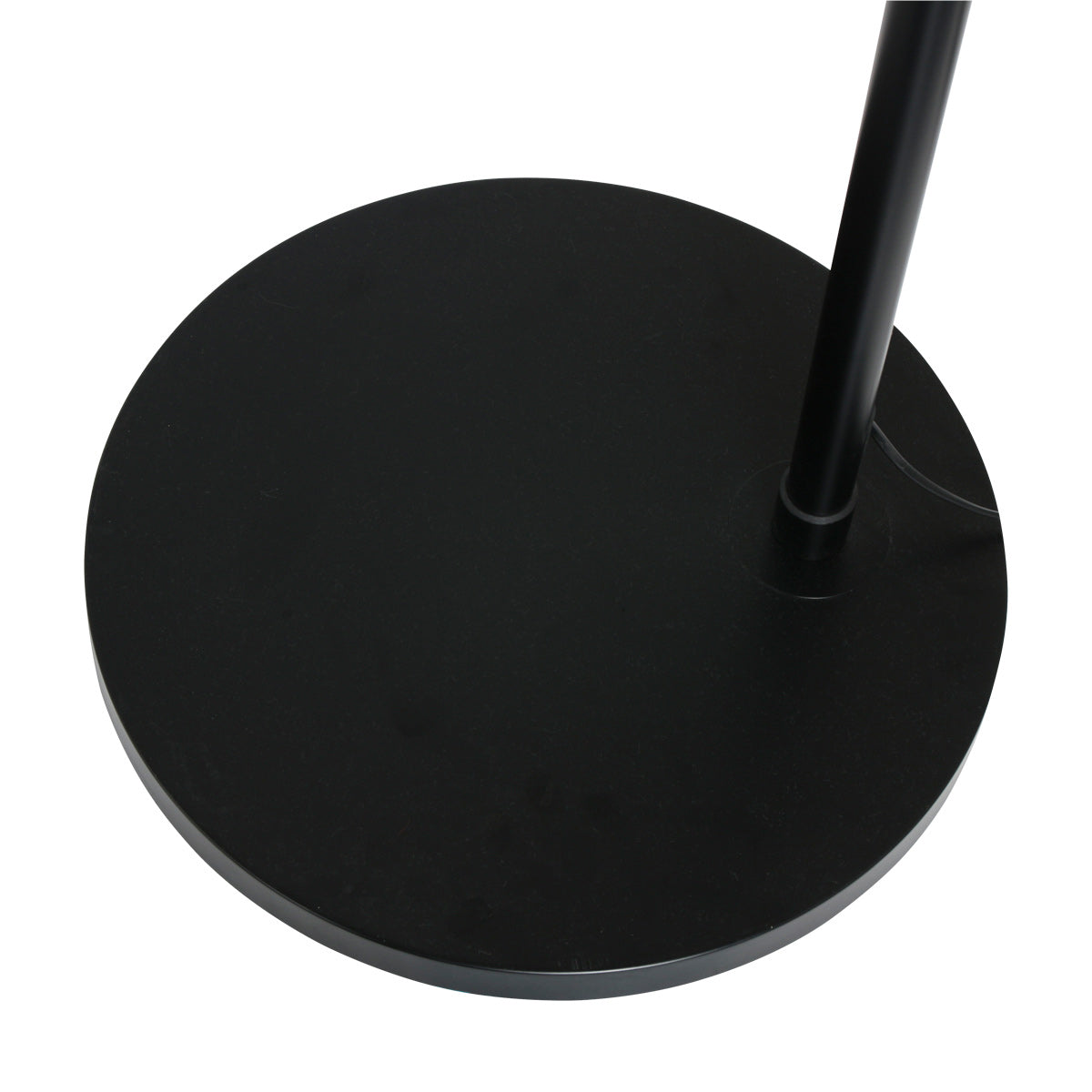 Gros plan sur la base ronde noire plate supportant le fût vertical du lampadaire