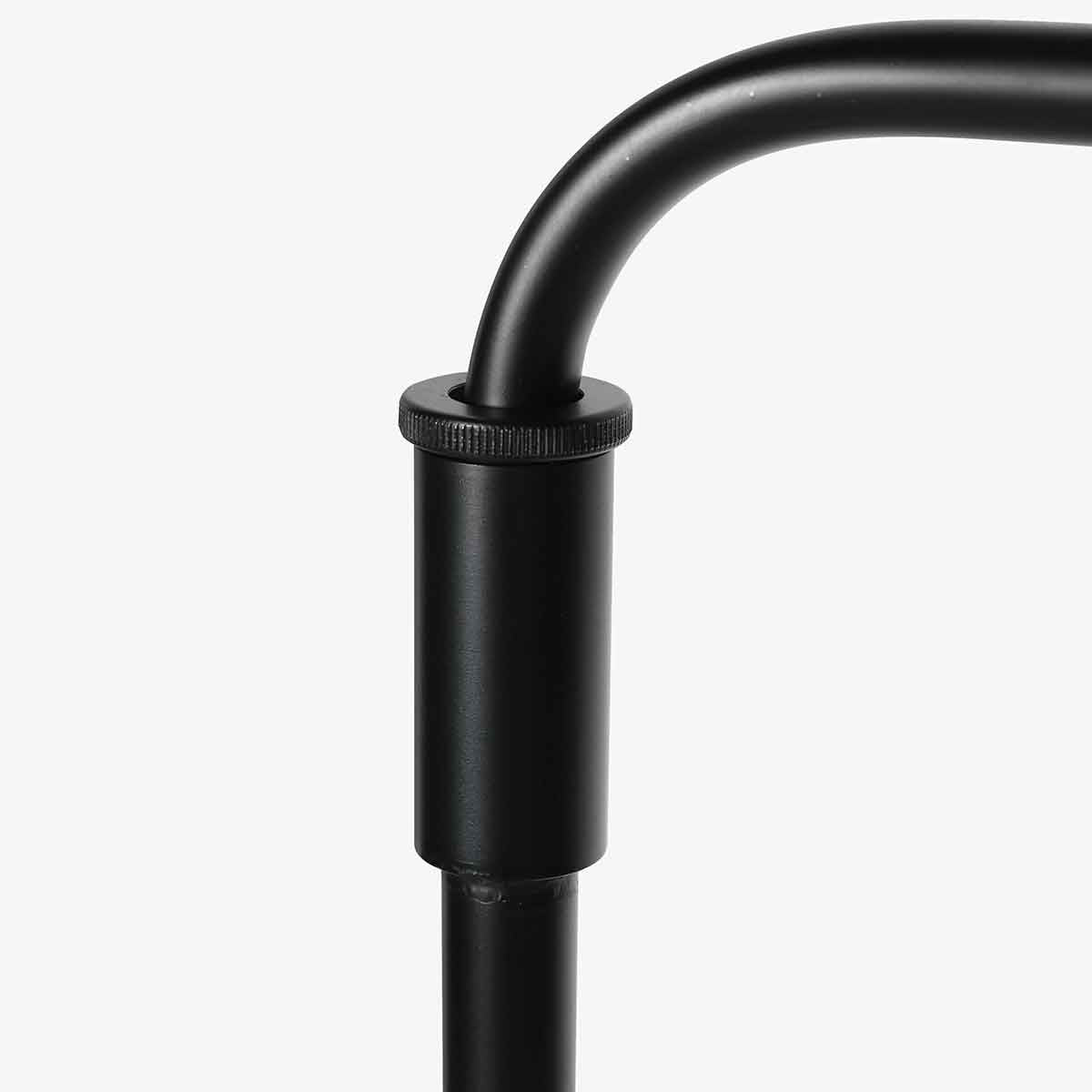 Gros plan du raccord cylindrique noir et de la bague moletée réglable