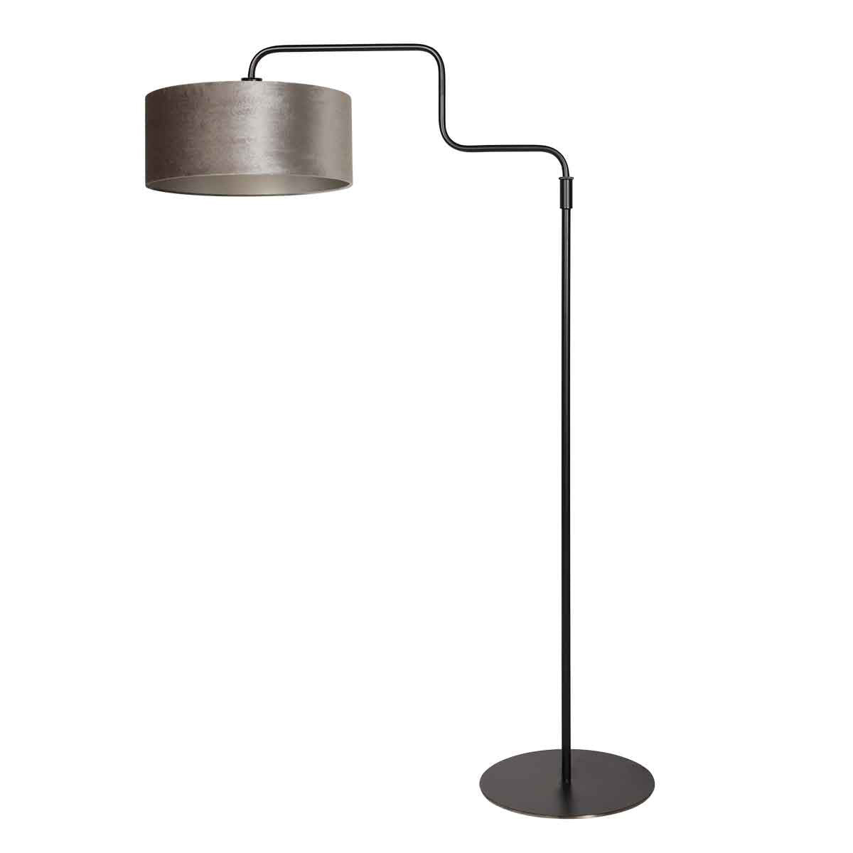 Vue du lampadaire sous un autre angle, abat-jour gris et long bras métallique noir.