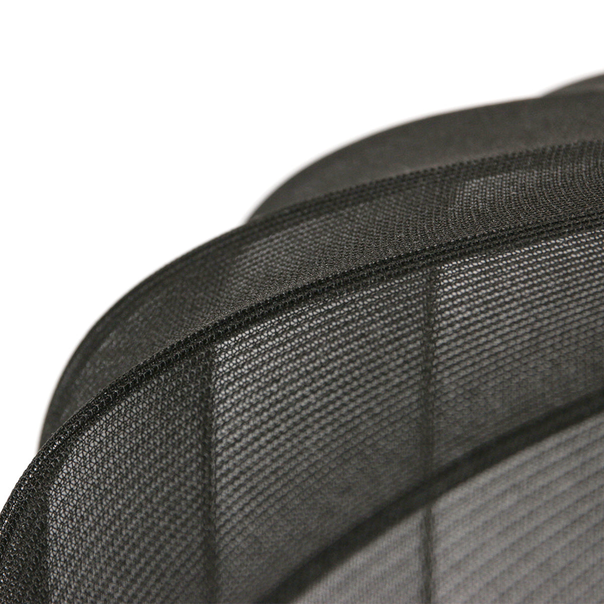 Détail rapproché du tissu en maille noire et des coutures de l'abat-jour