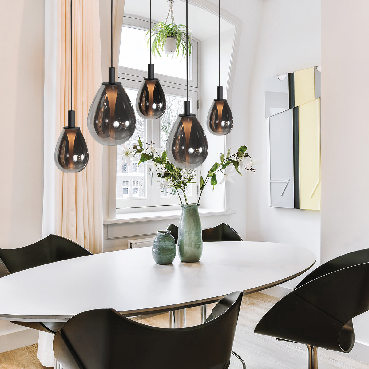 Suspension 5 lampes verres fumés au-dessus d'une table à manger