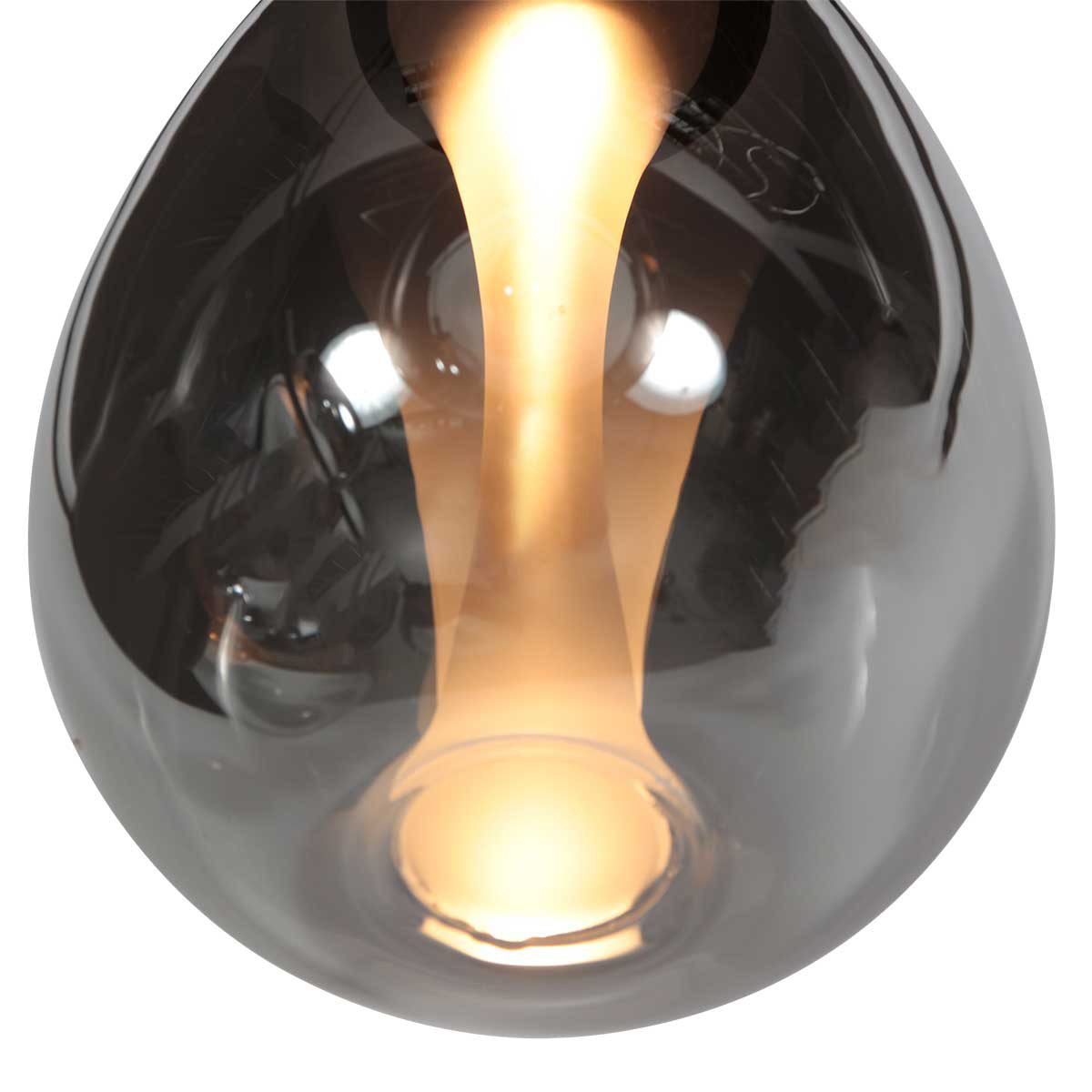 Gros plan sur la lumière blanc chaud à travers le verre fumé de la suspension Glimsy – Designix.fr