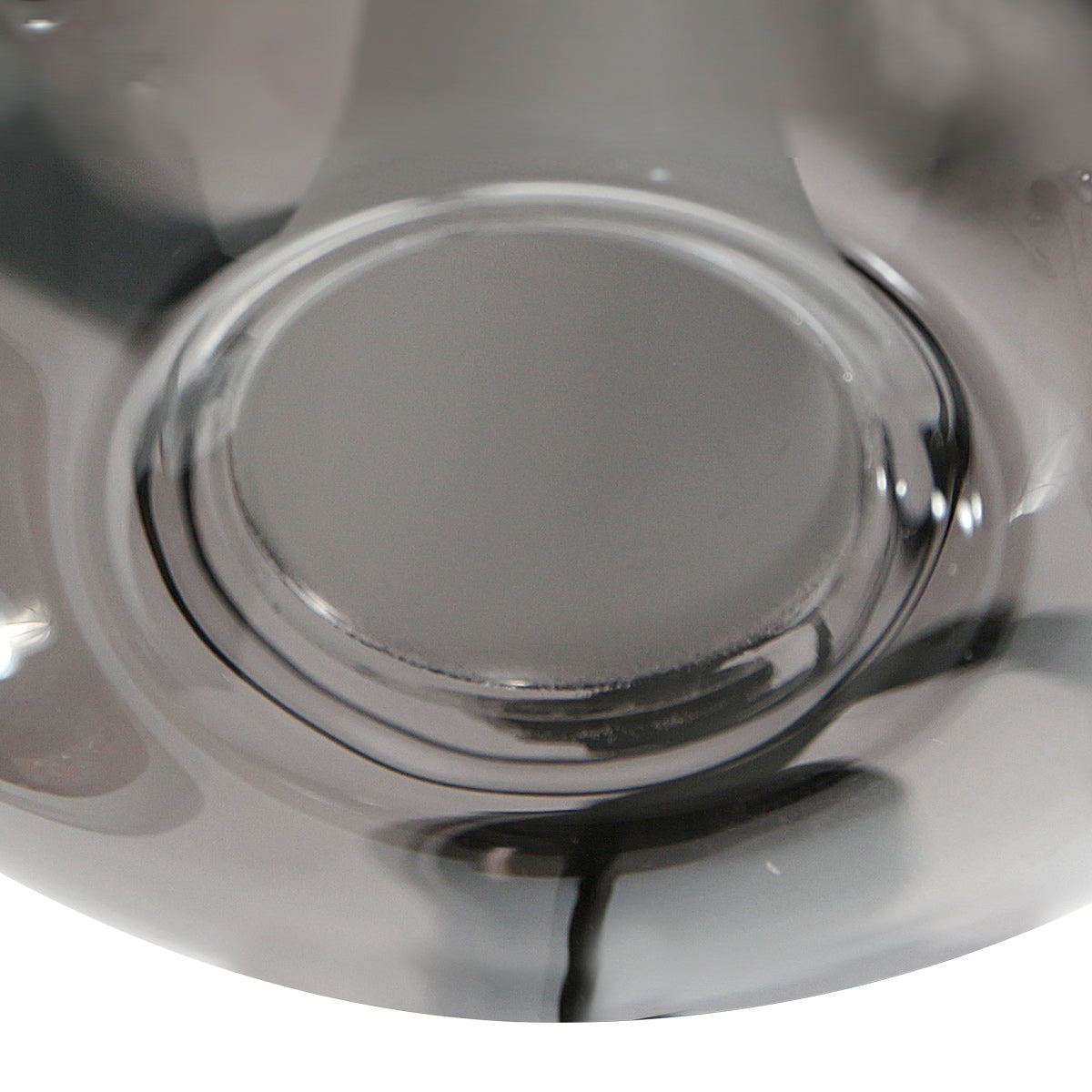 Détail du verre soufflé fumé de la petite suspension en verre