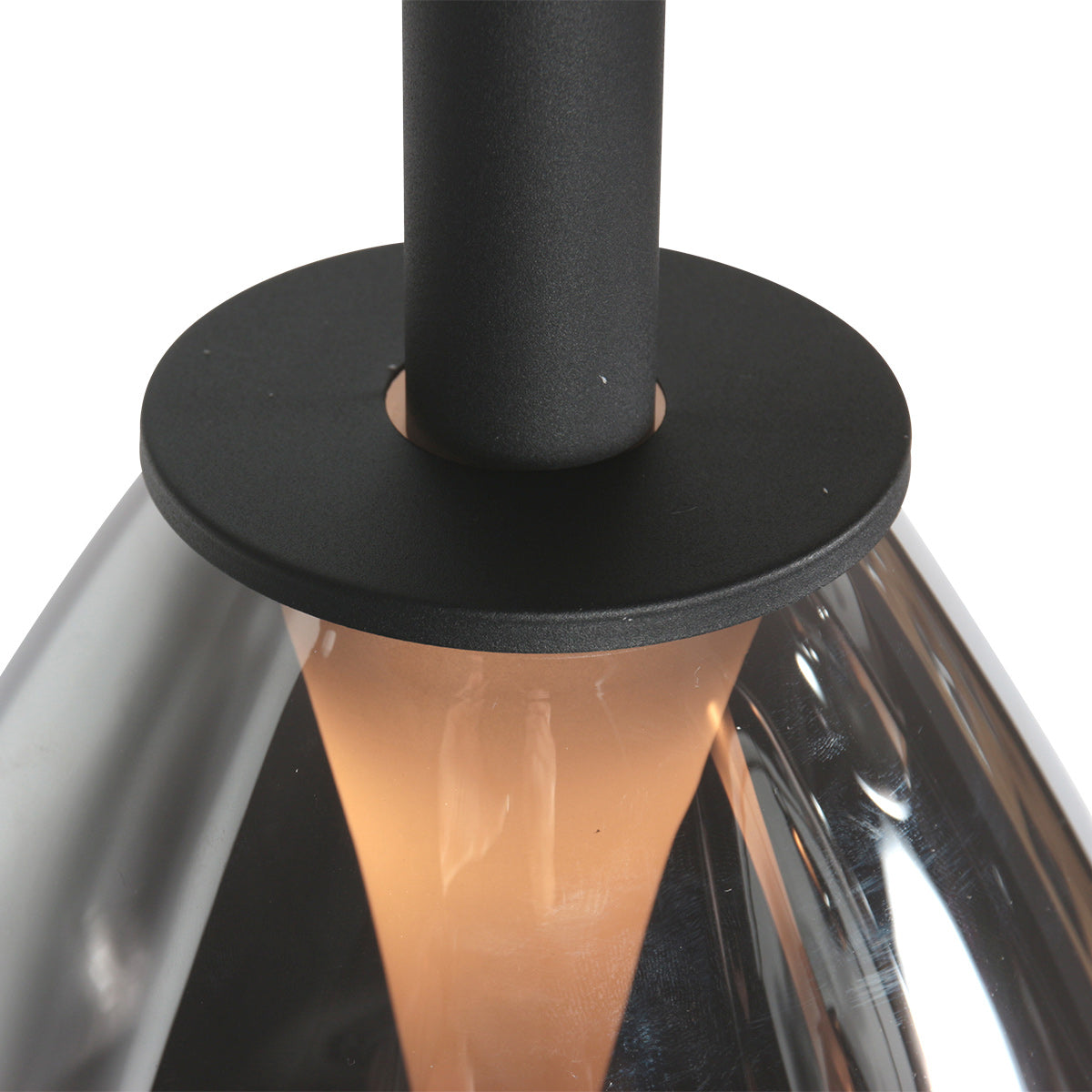 Détail du collier noir et du verre fumé de la suspension de cuisine