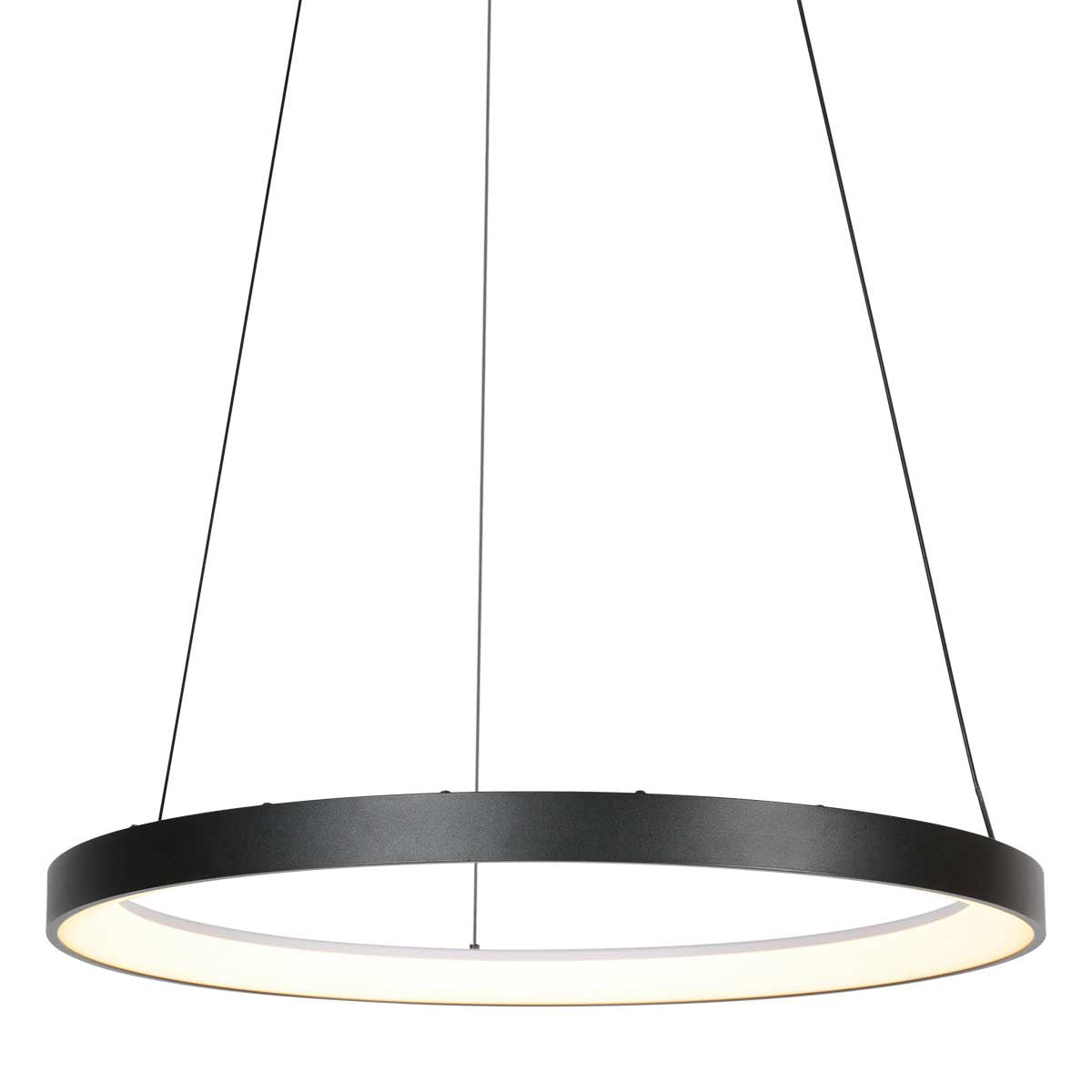 Gros plan sur l'anneau noir suspendu et son diffuseur blanc éclairé par LED.
