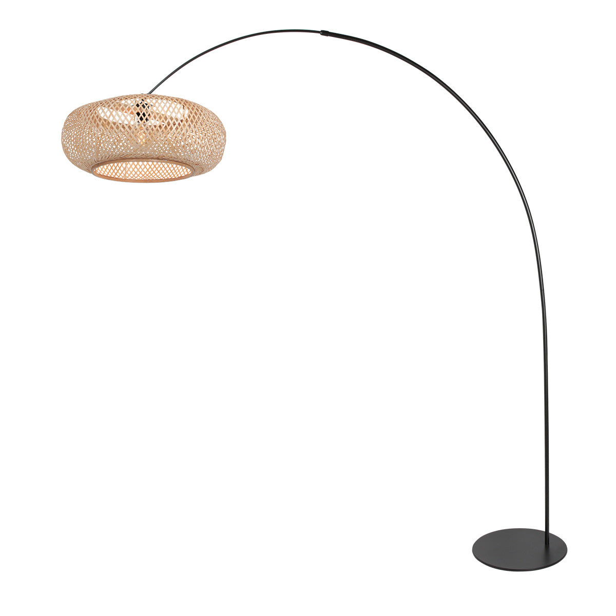 Vue opposée du lampadaire arc noir, abat-jour en bambou tressé et base ronde noire.