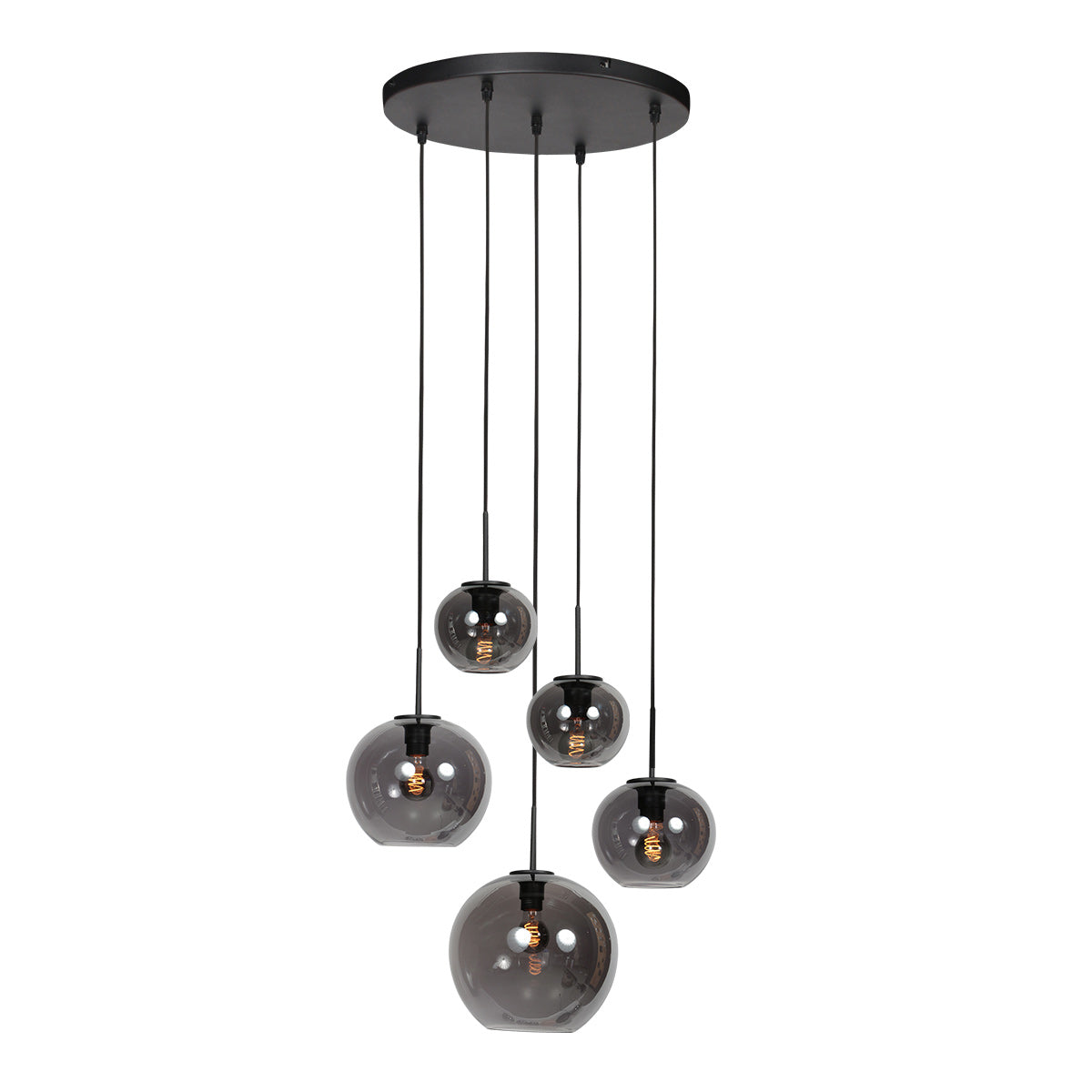 Vue de face du luminaire suspendu, globes en verre fumé et éclairage allumé.