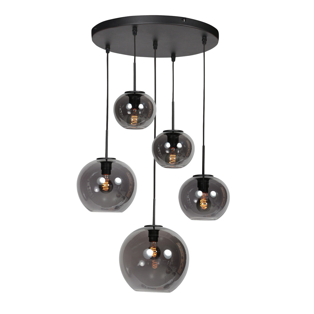 Gros plan sur les cinq globes en verre fumé, ampoules allumées et reflets.