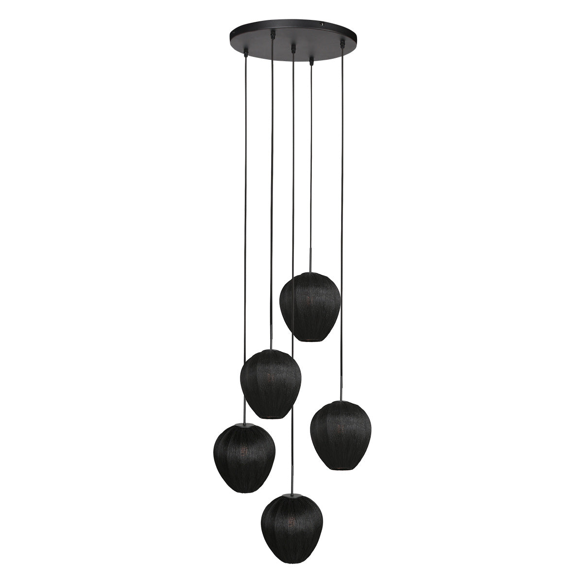 Vue d'ensemble de la suspension éteinte, cinq abat-jours noirs alignés en cascade.