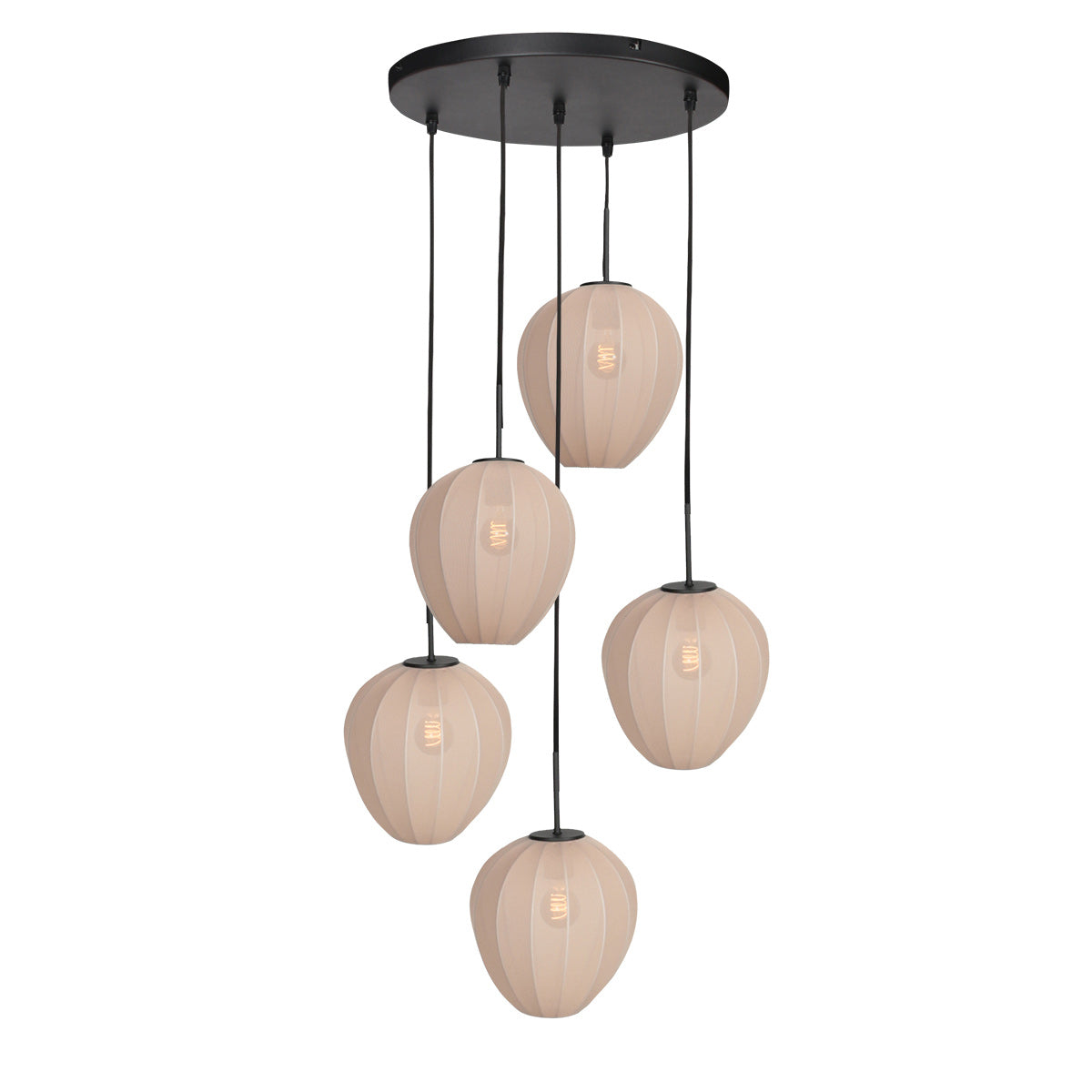 Détail du verre côtelé éclairé diffusant une lumière chaude dans chaque globe