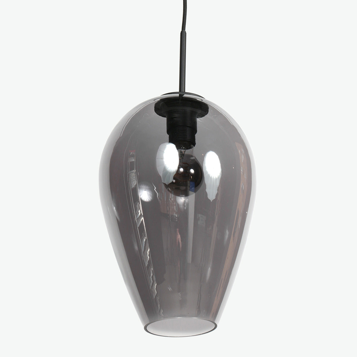 Gros plan sur la douille noire et le verre fumé, reflets de pièce