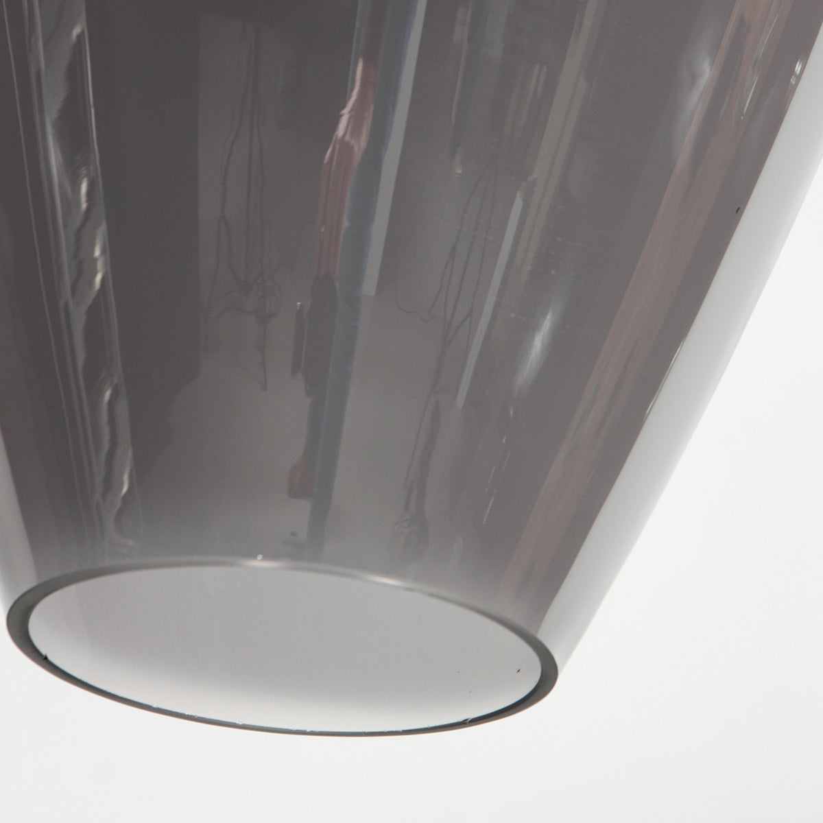 Détail de l'ouverture inférieure du verre fumé, rebord poli vu de dessous
