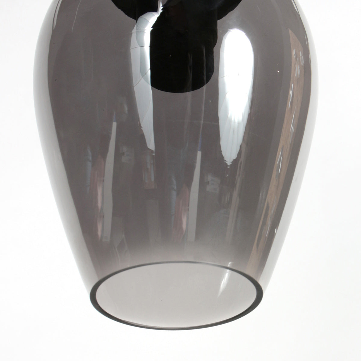 Gros plan sur le globe en verre fumé, reflets et transparence de la matière