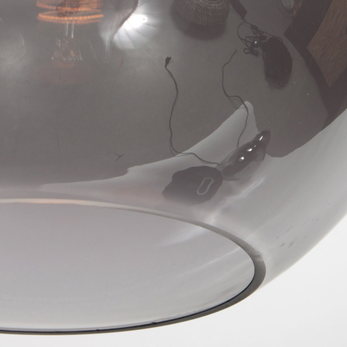 Détail du bord épais du globe en verre fumé et de son ouverture inférieure