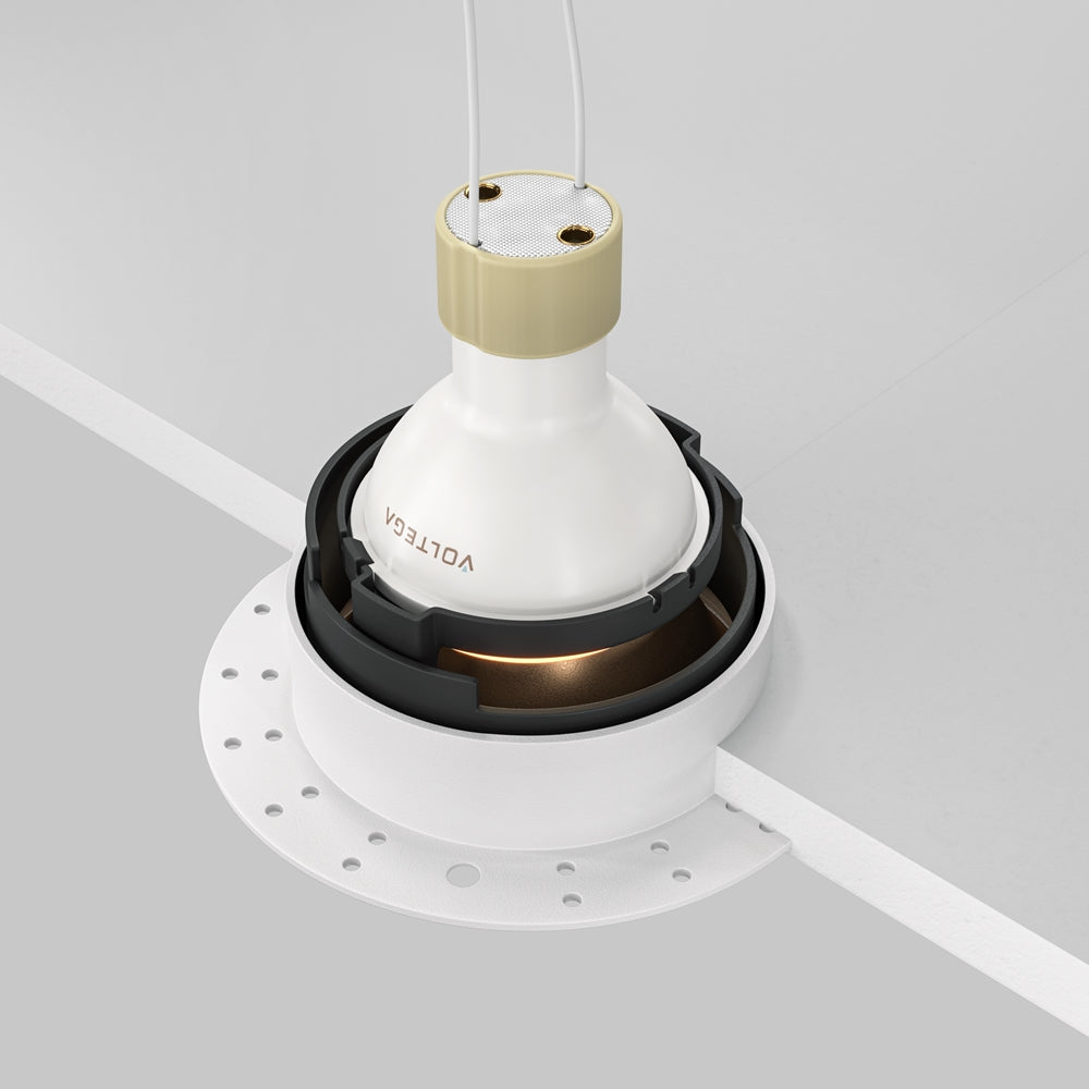 Détail de l'installation montrant le module encastré et l'ampoule blanche vissée.