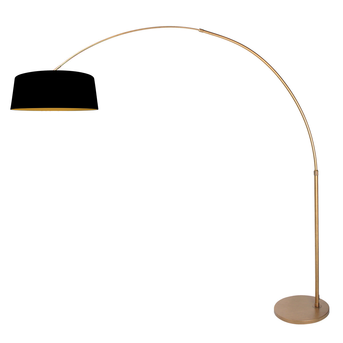 Vue latérale du lampadaire, grand arc doré et abat-jour noir incliné à gauche.